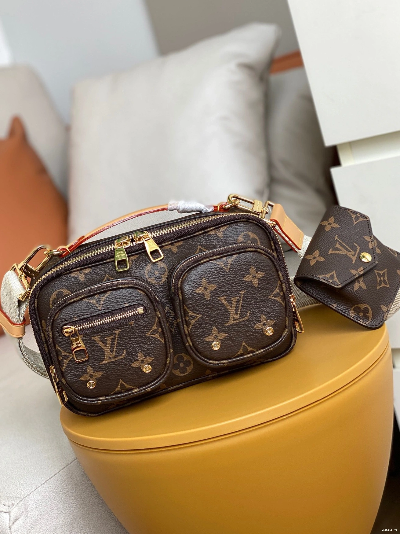 WIS LOUIS VUITTON CROSSBODY UTILITY 0209